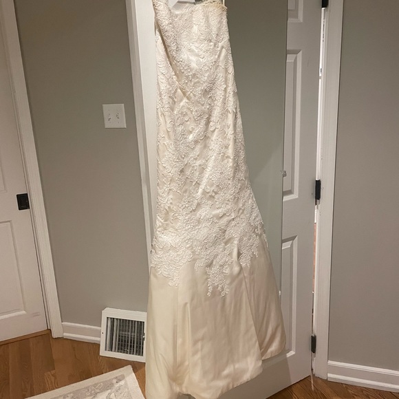 Jim Hjelm bridal gown - Picture 7 of 8